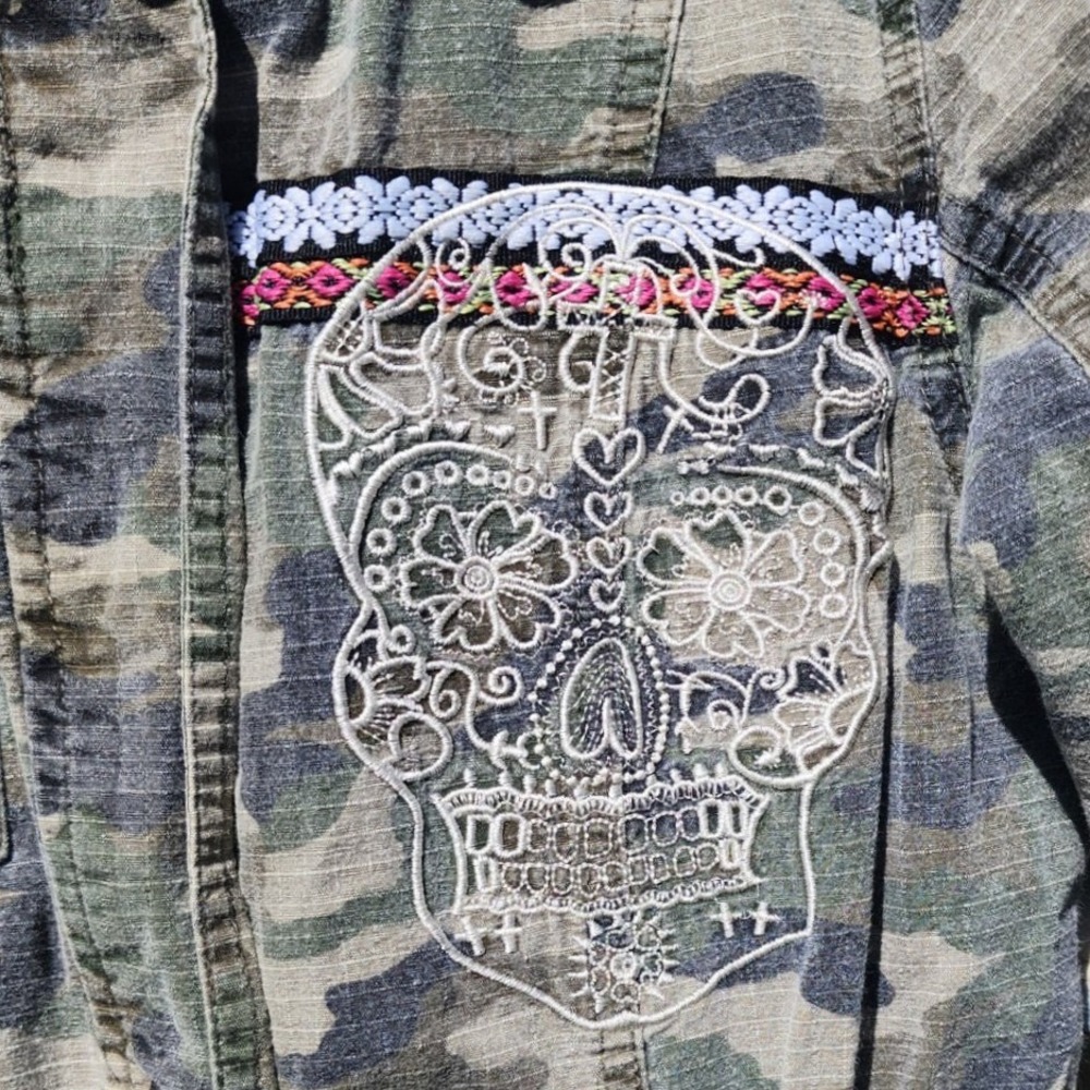 Daytrip Camo Sugar Skull Utility Jacket Womens Medium GSJ-144 Boho Embroidered - Picture 3 of 6